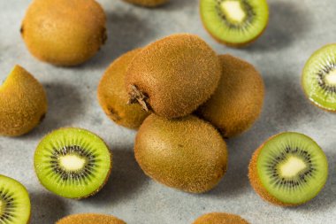 Organik Sağlıklı Kahverengi Kivi Meyvesi Yemeye Hazır