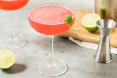 Limon ve kızılcıklı soğuk votka Cosmopolitan Martini.