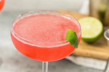 Limon ve kızılcıklı soğuk votka Cosmopolitan Martini.
