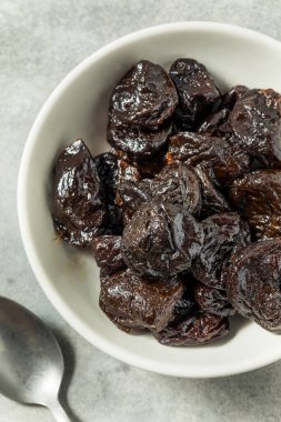 Bir kâsede organik çiğ erik eriği.