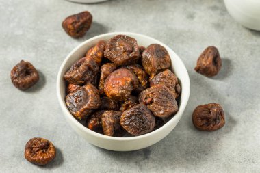 Kurutulmuş organik kahverengi incir kasede, yemeye hazır.