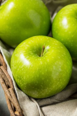 Sağlıklı Organik Yeşil Granny Smith Sepette Elma