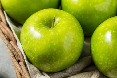 Sağlıklı Organik Yeşil Granny Smith Sepette Elma