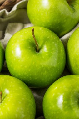 Sağlıklı Organik Yeşil Granny Smith Sepette Elma