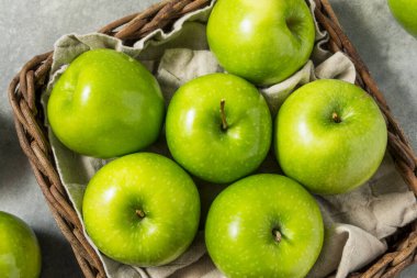 Sağlıklı Organik Yeşil Granny Smith Sepette Elma