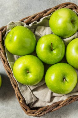 Sağlıklı Organik Yeşil Granny Smith Sepette Elma