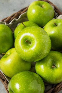 Sağlıklı Organik Yeşil Granny Smith Sepette Elma