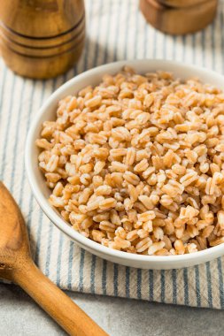Organik İtalyan Farro pilavı kasede yenir.