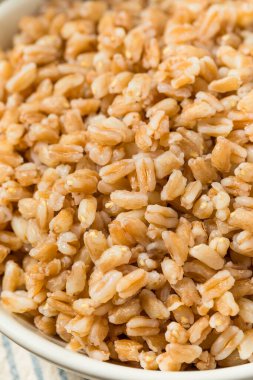 Organik İtalyan Farro pilavı kasede yenir.