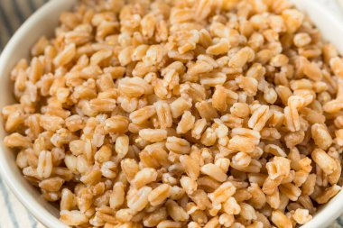 Organik İtalyan Farro pilavı kasede yenir.