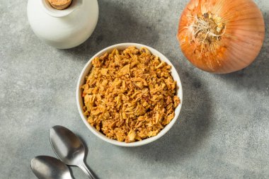 Bir kâsede organik kızarmış soğan.