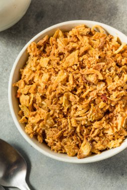 Bir kâsede organik kızarmış soğan.