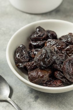 Bir kâsede organik çiğ erik eriği.