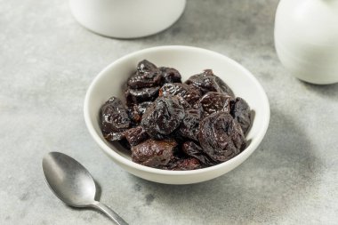 Bir kâsede organik çiğ erik eriği.