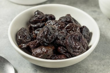 Bir kâsede organik çiğ erik eriği.