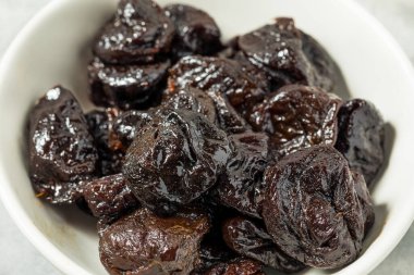 Bir kâsede organik çiğ erik eriği.