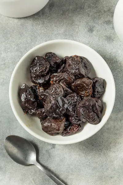 Bir kâsede organik çiğ erik eriği.