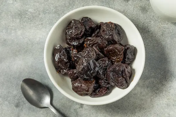 Bir kâsede organik çiğ erik eriği.