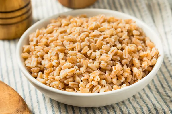 Organik İtalyan Farro pilavı kasede yenir.