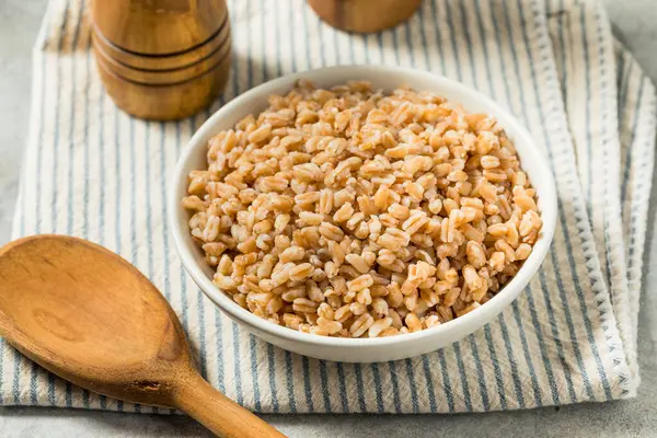 Organik İtalyan Farro pilavı kasede yenir.