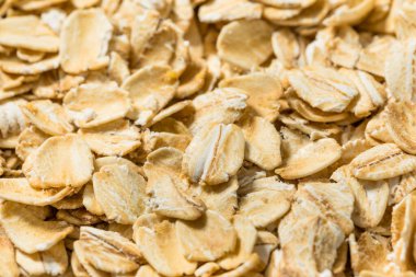 Kurutulmuş organik yulaf ezmesi kasede.