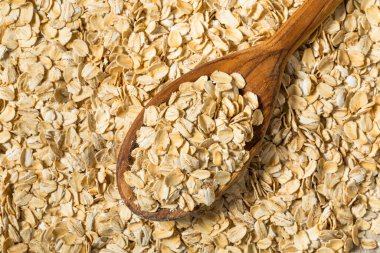 Kurutulmuş organik yulaf ezmesi kasede.