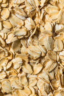 Kurutulmuş organik yulaf ezmesi kasede.