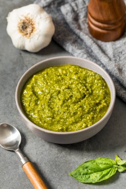 Parmesanlı ve çam fıstıklı organik yeşil fesleğen sosu.