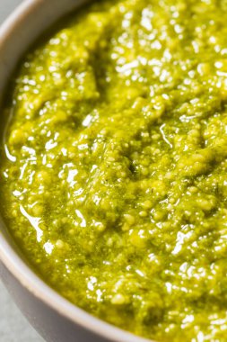 Parmesanlı ve çam fıstıklı organik yeşil fesleğen sosu.