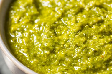 Parmesanlı ve çam fıstıklı organik yeşil fesleğen sosu.