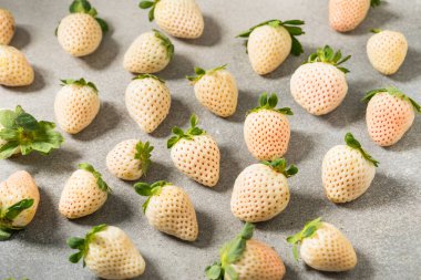 Organik Çiğ Pembe Çilek Yemeye Hazır