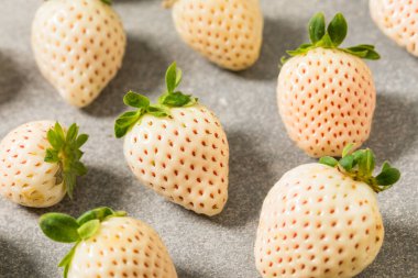 Organik Çiğ Pembe Çilek Yemeye Hazır