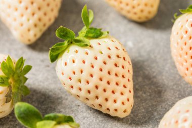 Organik Çiğ Pembe Çilek Yemeye Hazır