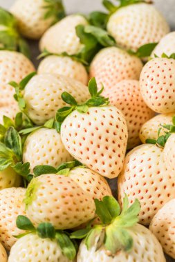 Organik Çiğ Pembe Çilek Yemeye Hazır