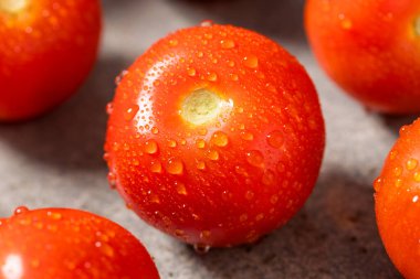 Kırmızı Organik Çiğ Campari Domatesleri Birlikte Pişmeye Hazır