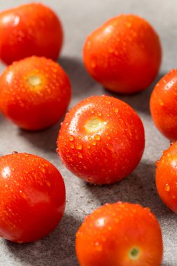 Kırmızı Organik Çiğ Campari Domatesleri Birlikte Pişmeye Hazır