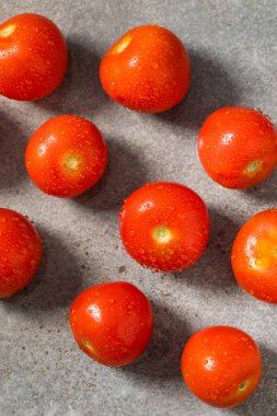 Kırmızı Organik Çiğ Campari Domatesleri Birlikte Pişmeye Hazır