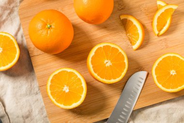 Çiğ organik tatlı portakallar.