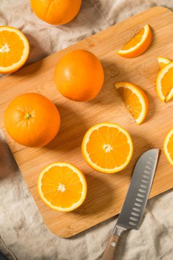 Çiğ organik tatlı portakallar.