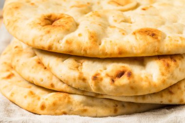 Ev yapımı sıcak tereyağlı Hint ekmeği yemeye hazır.