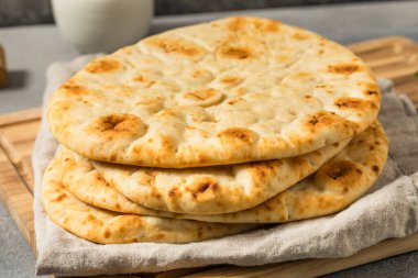 Ev yapımı sıcak tereyağlı Hint ekmeği yemeye hazır.