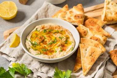 Zeytinyağı ve Paprika ile ev yapımı kremalı nohut humusu.