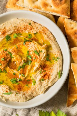 Zeytinyağı ve Paprika ile ev yapımı kremalı nohut humusu.