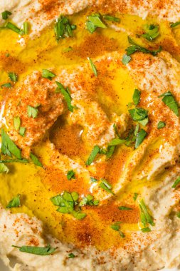 Zeytinyağı ve Paprika ile ev yapımı kremalı nohut humusu.