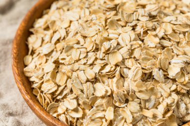 Kurutulmuş organik yulaf ezmesi kasede.