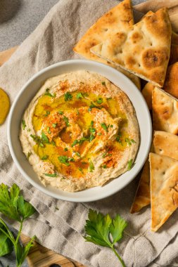 Zeytinyağı ve Paprika ile ev yapımı kremalı nohut humusu.