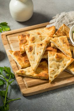Ev yapımı Pita Ekmek Cips ve Deniz Tuzu