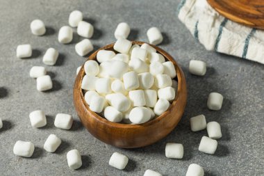 Yumuşak Kabarık Beyaz Mini Marshmallowlar Bir kasede yemek için
