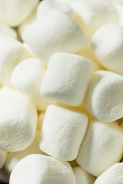 Yumuşak Kabarık Beyaz Mini Marshmallowlar Bir kasede yemek için