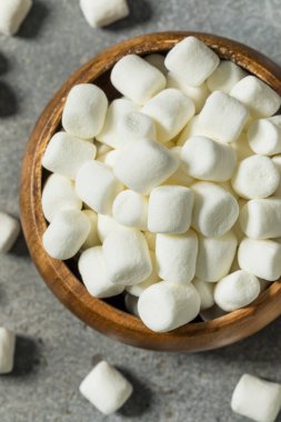 Yumuşak Kabarık Beyaz Mini Marshmallowlar Bir kasede yemek için